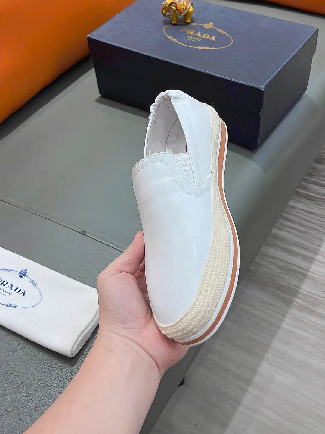 Men's shoes PRADA "Prada" P420 Regular size: 38-44 (slip-on shoes) Product materials: Selected cowhide upper, soft sheepskin foot pads, original factory special outsole.